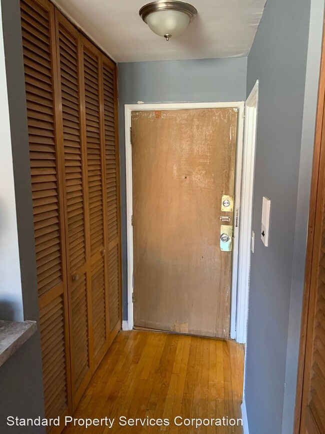 Building Photo - Studio, 1 bath House - 2409 W Balmoral Ave...