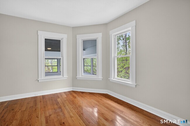 Foto del edificio - 95 Parrott Ave