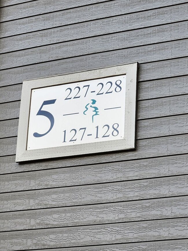 Building Photo - 2-Bedroom, 2-Bathroom Condo in Sunnyside- ...