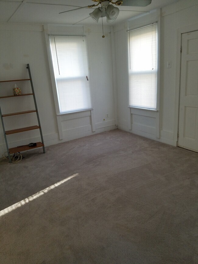 Living room - 2511 N Pershing Dr