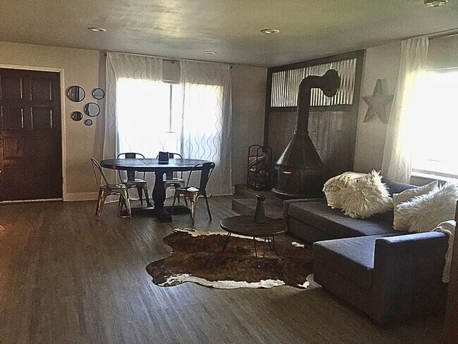 Building Photo - Remodeled 3 Bedroom Townhome (Wildwood & P...