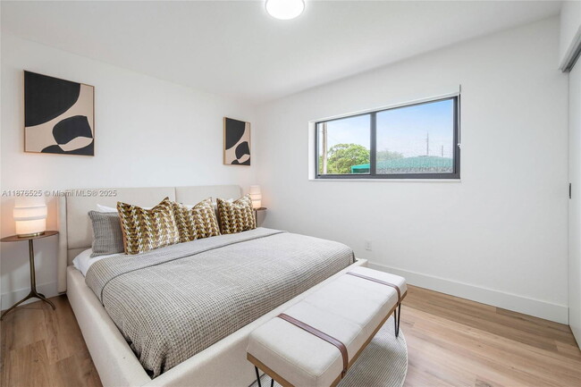 Building Photo - 1201 N 16th Ave