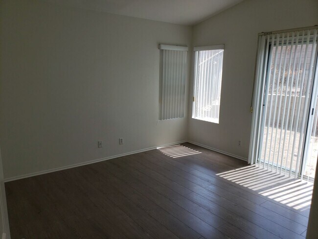 Foto del edificio - BEAUTIFUL 3 BEDROOM 2 BATH SINGLE STORY HO...