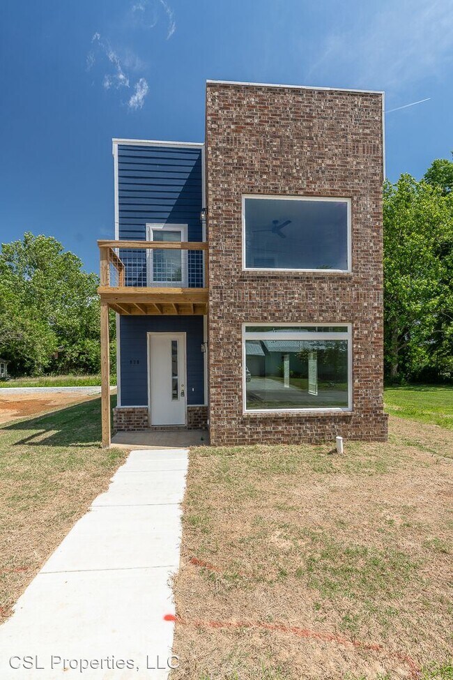 Building Photo - 3 br, 2.5 bath House - 928 W Lawson street