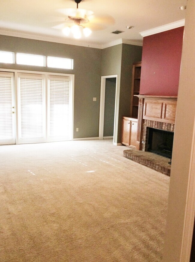 Building Photo - Great 3 bedroom, close to everything