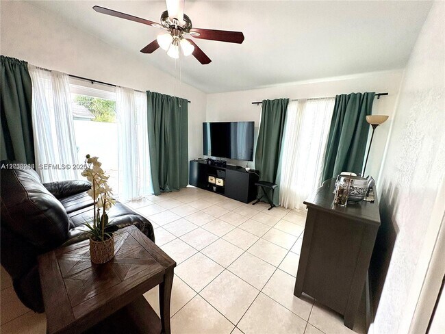 Foto del edificio - 5534 Lakewood Cir S