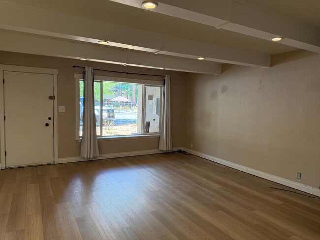 Foto del edificio - Upgraded Condo in Quiet Condominium Complex