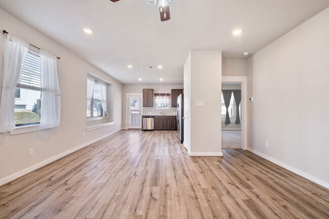 Foto del edificio - Beautiful 4 Bedroom, 2.5 Bath, Townhouse L...