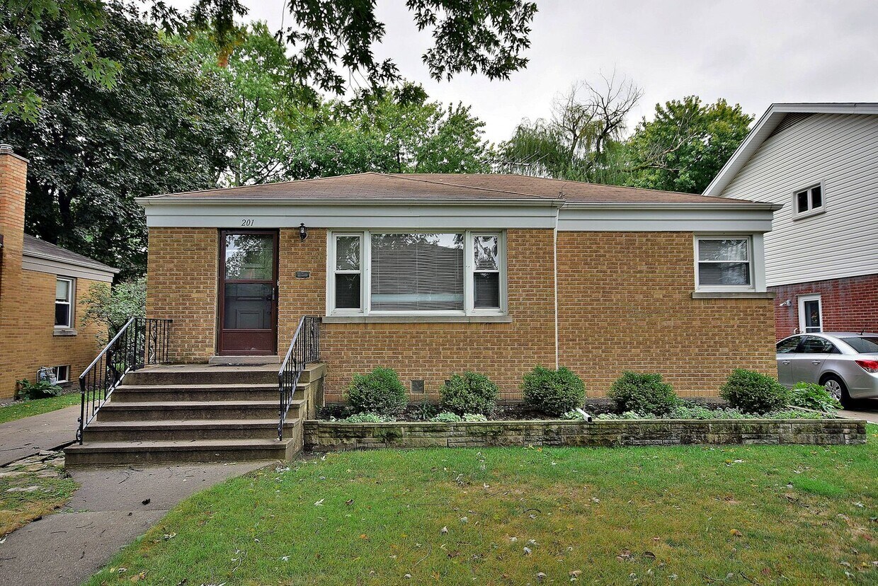 Primary Photo - 201 E Burlington St