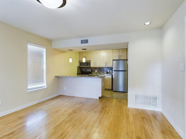 Foto del edificio - 7685 Northcross Dr