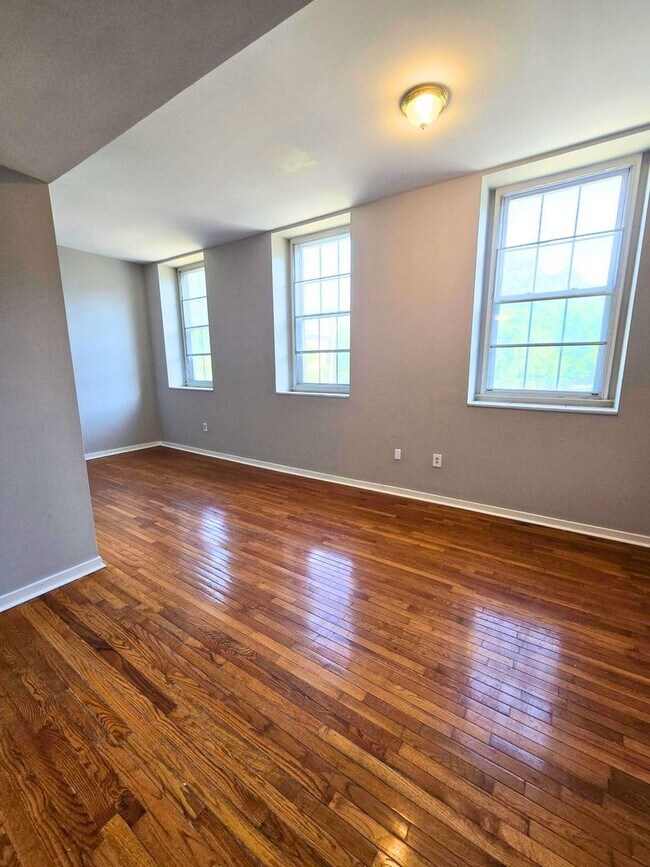 Foto del edificio - 1323 W Fayette St