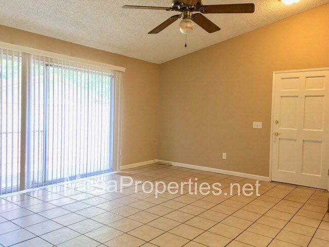 Building Photo - Nice 2 Bed, 1.5 Bath Condo In Ontario