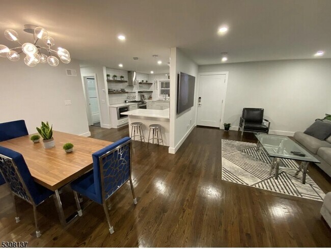 Building Photo - 32 Henry St