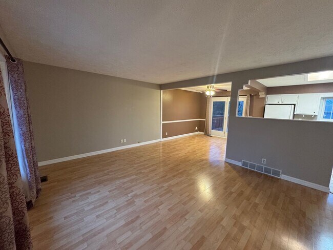 Foto del edificio - Beautiful 3 Bedroom, 3 Bathroom Home with Large Kitchen & Finished Basement