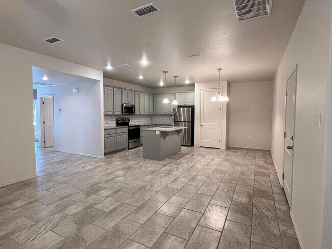 Foto del edificio - Beautiful 2 bed/2 bath/2 car garage Townhome!