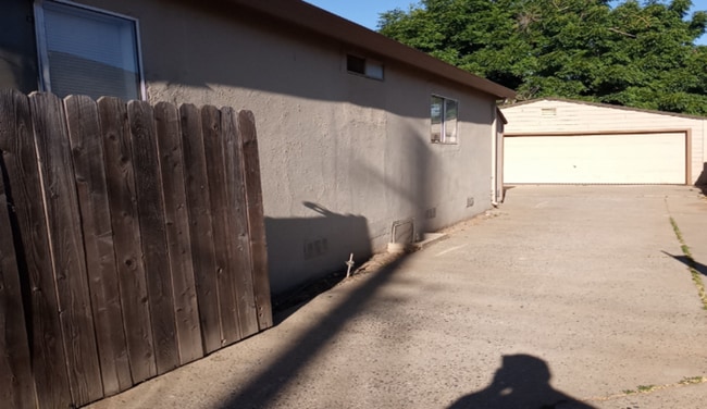 Building Photo - ALF OFF One Month’s Rent! Updated 3BR Home with Garage & Yard – Prime Sacramento Location