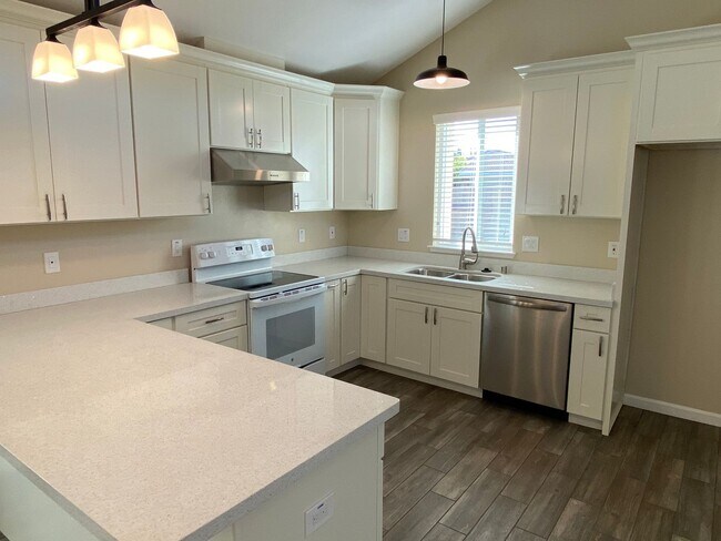 Building Photo - Beautifully Remodeled 4 Bedroom, 2 Bathroo...