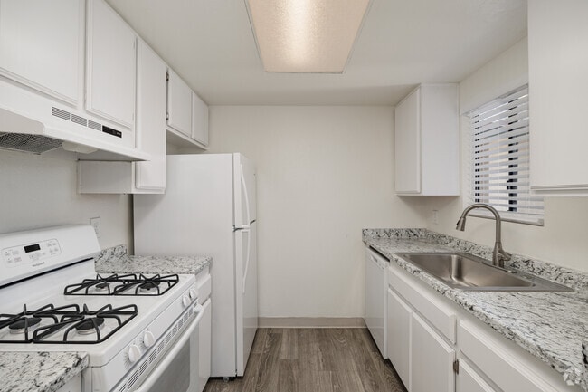 2BR, 2BA - 925SF - Kitchen - Legacy Residential *$600 Off*
