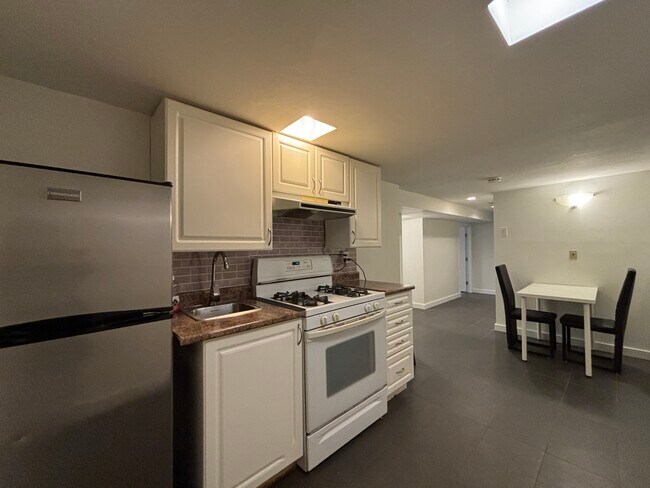Photo du bâtiment - 6819 Linden Av