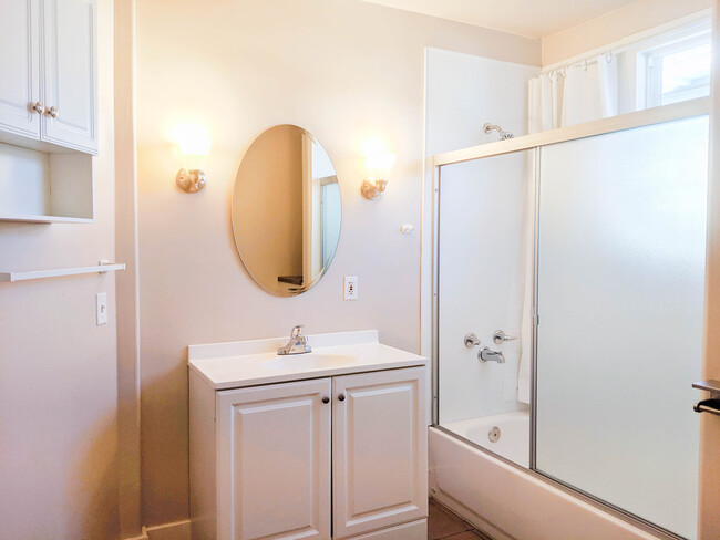 Stunning Bathroom with bathtub! - 4153 1st Ave