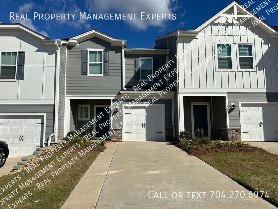 Foto principal - **MOVE IN SPECIAL!**Charming 3BR/2.5BA Tow...