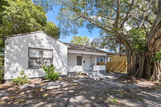 Building Photo - Spacious 3bdrm/1bath House $1995.00 ** Fenced yard **