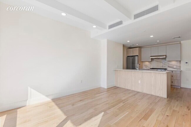 Building Photo - 734 5th Ave