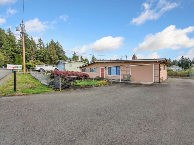 Building Photo - Charming Rambler with Ample Parking and Gr...