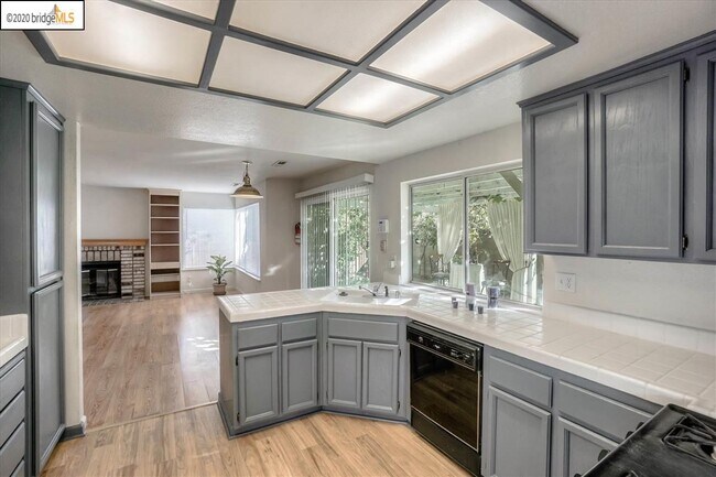 Foto del edificio - 4973 Ridgeview Dr