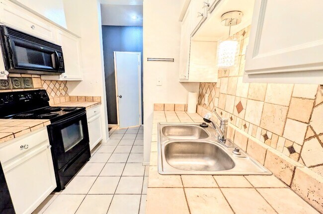 Foto del edificio - 17641 Red Oak Dr