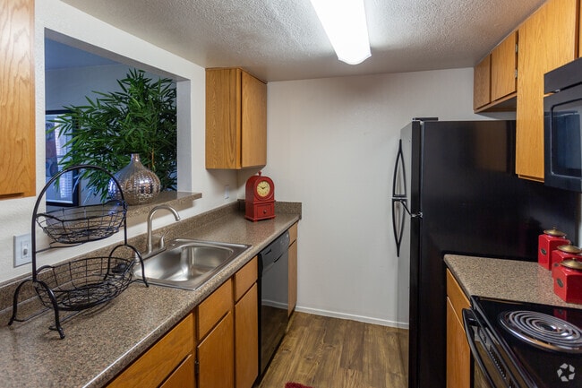 1BR, 1BA 708SF - Countryside Village Apartments
