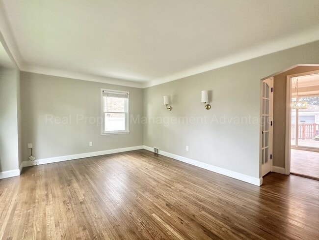 Building Photo - Charming Royal Oak 3-Bed with Sunroom, Dec...