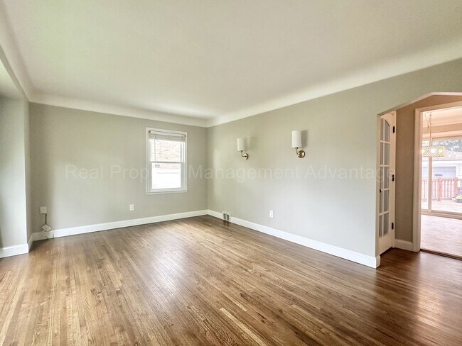 Foto del edificio - Charming Royal Oak 3-Bed with Sunroom, Dec...