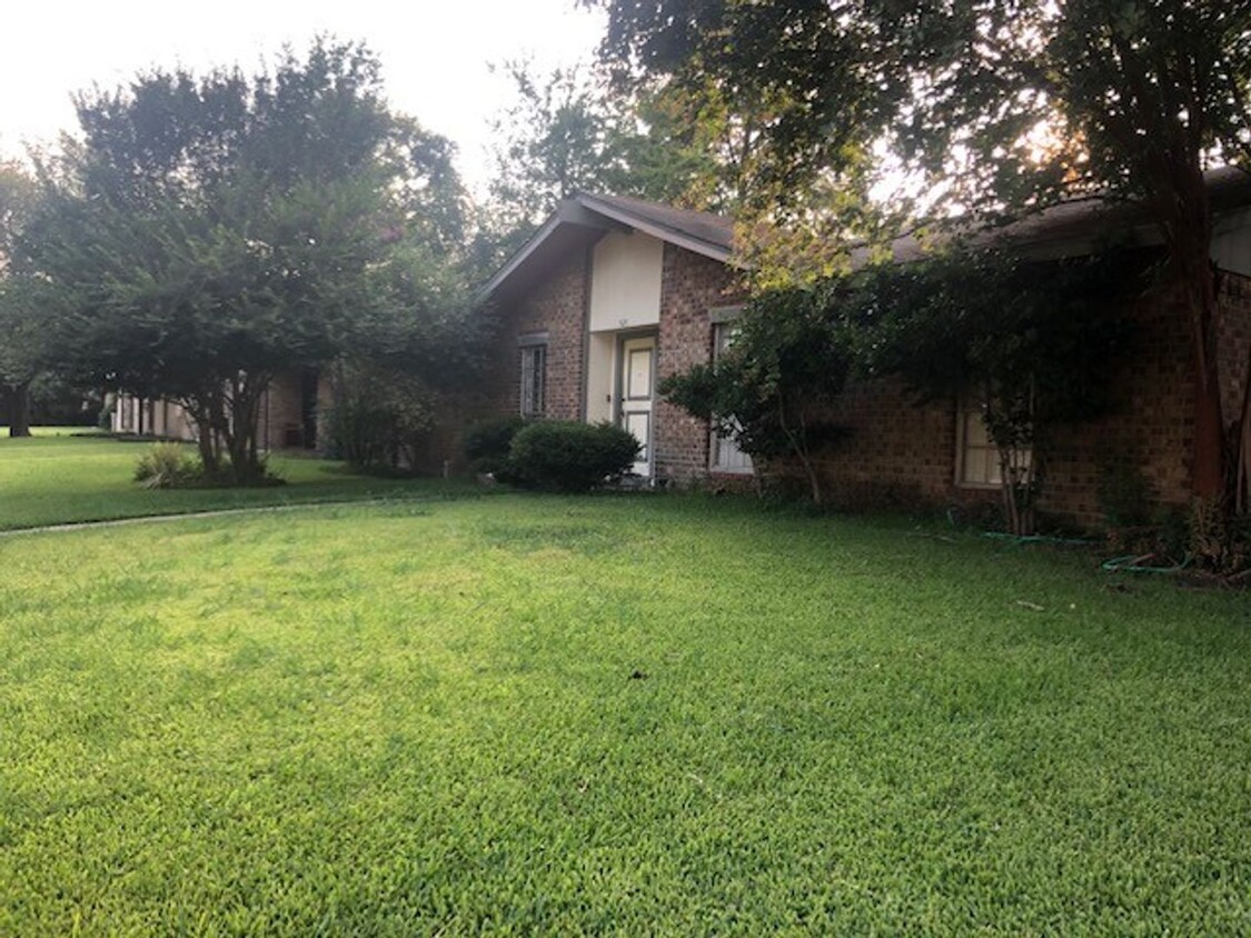 Building Photo - Newly remodeled move in ready!