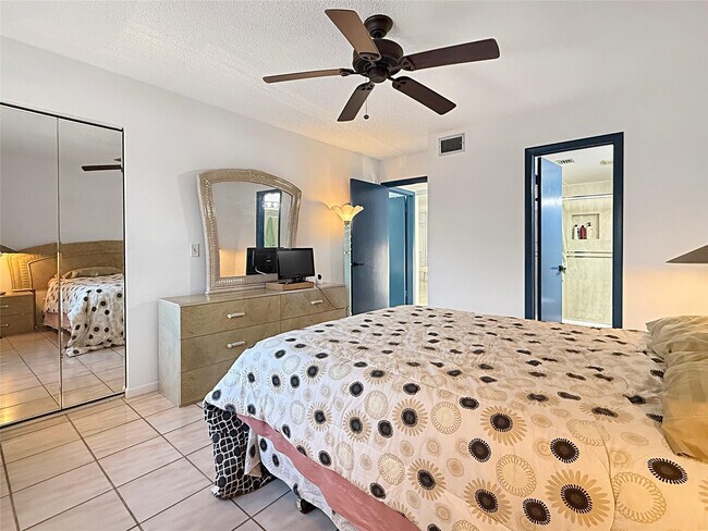 Foto del edificio - 301 Knotty Pine Cir