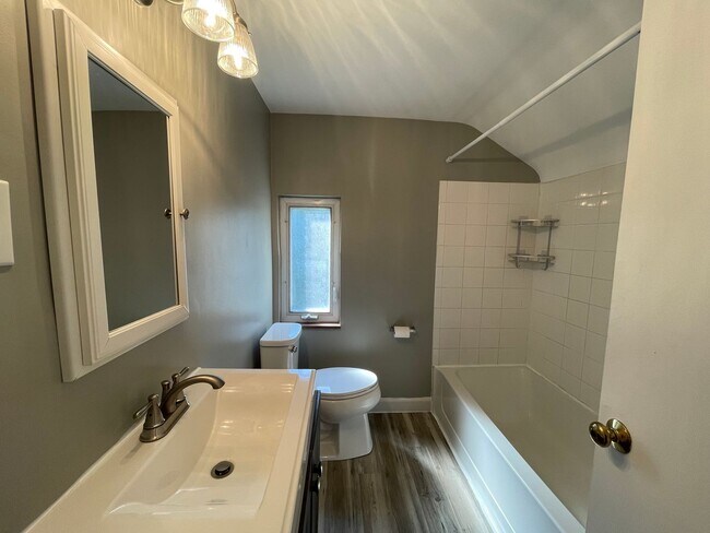 Foto del edificio - Comfortable 3-Bedroom Home with Private Backyard in Pittsburgh!