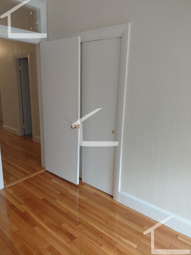 Building Photo - Nicely updated 1 bed with heat and water included!
