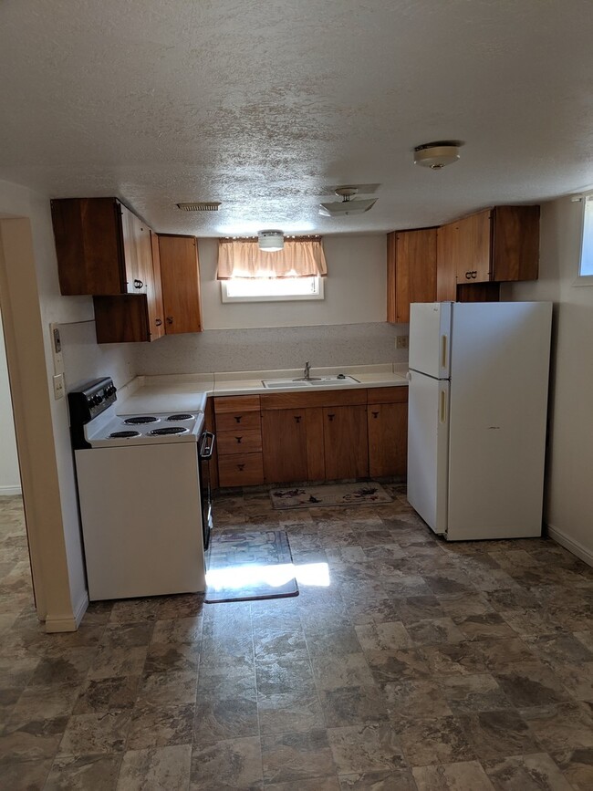 Building Photo - 2 bedroom 1 bath basement duplex with larg...