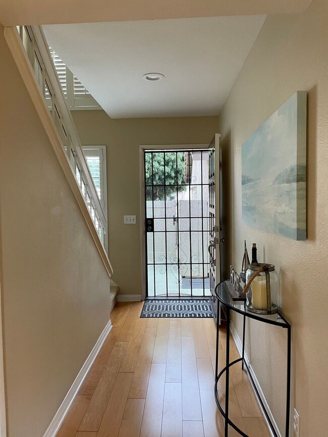 Foto del edificio - Spacious 3 Bedroom 2.5 Bath Townhouse in C...