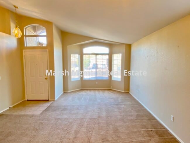 Building Photo - Great 3 bedroom home with lots of living s...