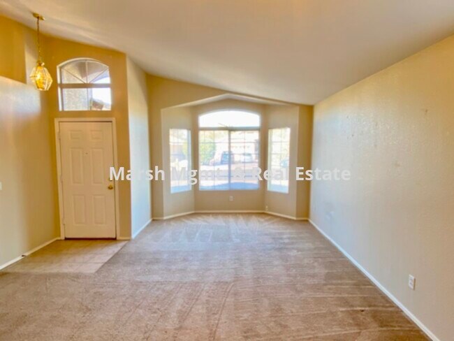 Foto del edificio - Great 3 bedroom home with lots of living s...