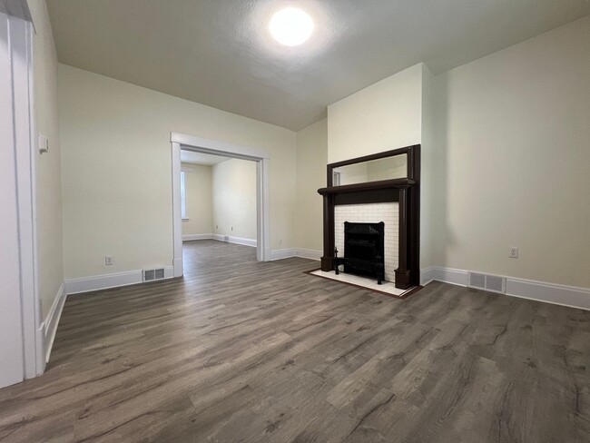 Building Photo - 2BR house with fenced in backyard!