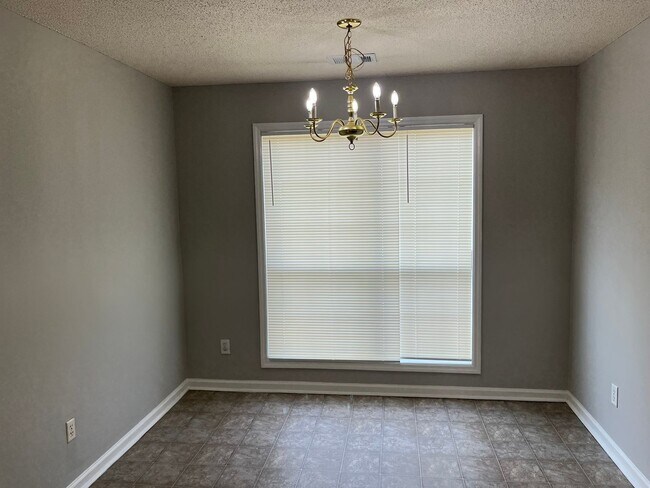 Foto del edificio - Off Hunter Rd! New Flooring and New Paint