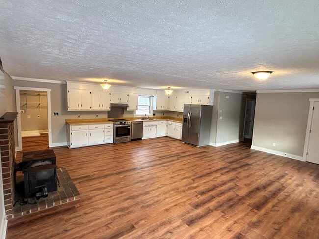 Living Room/Kitchen - 21116 Wells St