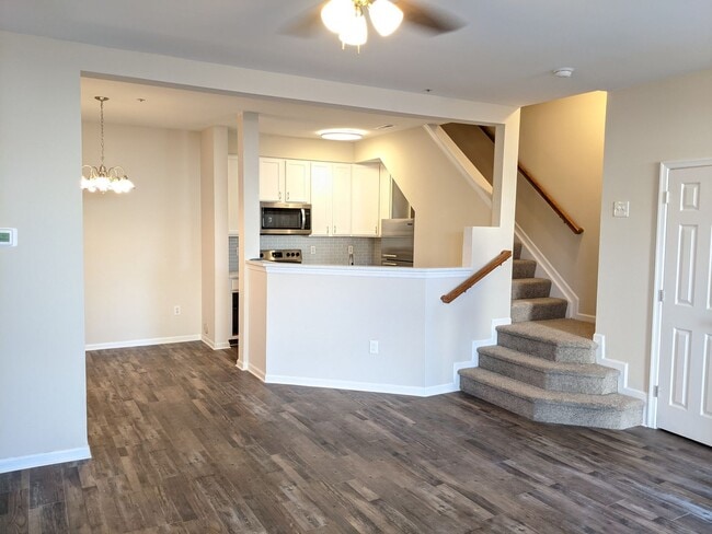 Building Photo - Recently renovated townhome in Ballenger C...