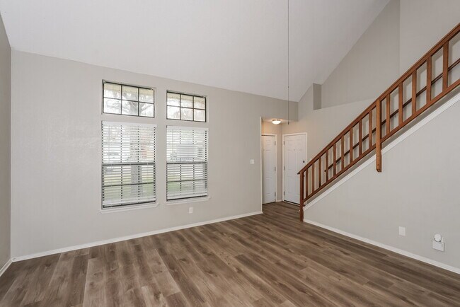 Foto del edificio - 2216 Crestmeadow St