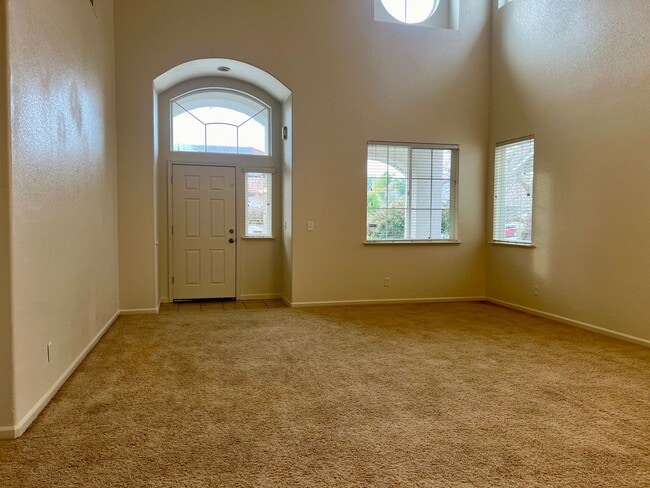 Building Photo - Beautiful and Spacious 4 bed/ 4 bath home ...