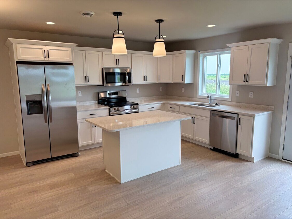 Foto principal - For Rent: Sleek New Construction | 3 Bed, ...