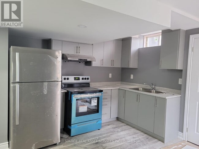 Building Photo - 393 Royal W Dr