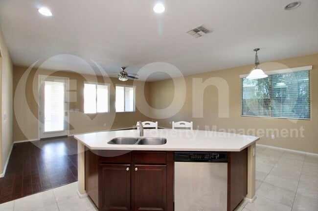 Building Photo - 728 E Hummingbird Way